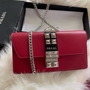Prada in chain wallet 💯 authentic